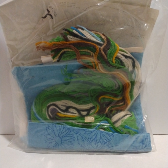 Crewel embroidery kit. Vintage. 1979. 12"x 16". - Picture 3 of 3